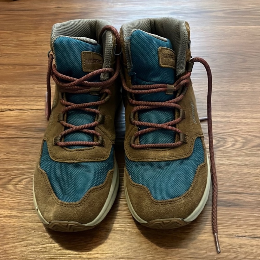 Only worn 1-2x. Just don’t go hiking as much as I thought I would .